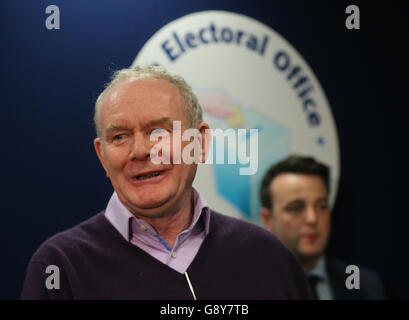 Martin McGuinness di Sinn Fein e Colum Eastwood, leader dell'SDLP, parlano dopo la loro elezione a Foyle mentre il conteggio dei voti continua alla Foyle Arena di Londonderry, nelle circoscrizioni di Foyle e di East Londonderry, nelle elezioni dell'Assemblea dell'Irlanda del Nord. Foto Stock