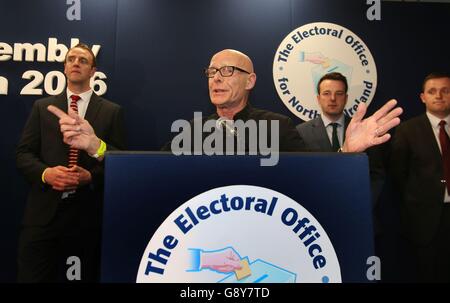 Martin McGuinness di Sinn Fein e Colum Eastwood, leader dell'SDLP, parlano dopo la loro elezione a Foyle mentre il conteggio dei voti continua alla Foyle Arena di Londonderry, nelle circoscrizioni di Foyle e di East Londonderry, nelle elezioni dell'Assemblea dell'Irlanda del Nord. Foto Stock