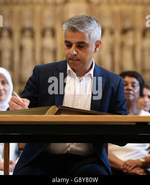 Sadiq Khan nella Cattedrale di Southwark durante la cerimonia della firma del neo eletto Sindaco di Londra. Foto Stock