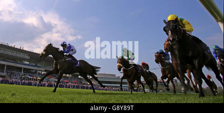 L'Intisariano guidato da Colin Keane vince il Fitzpatrick Gallagher McEvoy Solicitors handicap durante il Derrinstown Stud Derby Trial Day all'ippodromo di Leopardstown, Dublino. Foto Stock