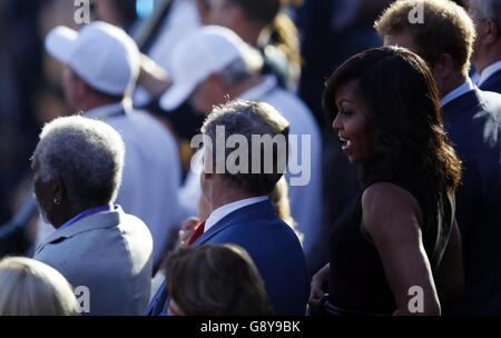 La First Lady Michelle Obama parla con l'ex presidente George W Bush durante la cerimonia di apertura dei Giochi Invictus 2016 all'ESPN Wide World of Sports di Orlando, Florida. Foto Stock