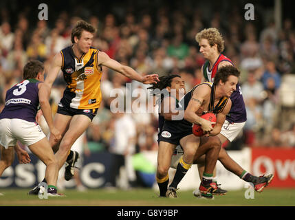 Fremantle Dockers' Troy Cook e west Coast Eagles' matthew rosa Foto Stock