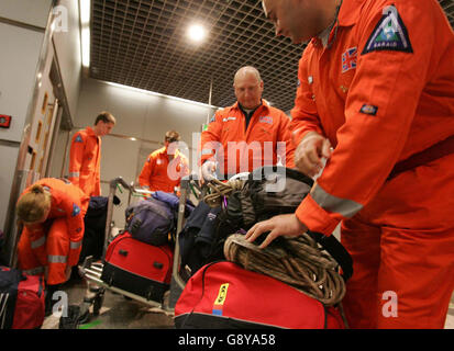 I volontari di Search and Rescue Aid attendono voli per il Pakistan all'aeroporto di Heathrow, domenica 9 ottobre 2005, in risposta a un enorme terremoto che ha ucciso più di 30,000 persone nell'Asia meridionale. E Pakistan High Commission si occupa di assistenza, E fornire servizi di visto di emergenza nei loro uffici di Londra e negli aeroporti di Heathrow, Birmingham e Manchester per aiutare coloro che sono in fretta senza la documentazione necessaria. Vedere la storia di PA DEATH Quare. PREMERE ASSOCIAZIONE foto. Il credito fotografico dovrebbe essere: Lindsey Parnaby/PA Foto Stock