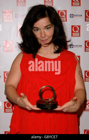 La cantante Bjork presenta il suo Q Inspiration Award durante l'annuale Q Awards 2005, la cerimonia di premiazione annuale della rivista musicale, presso il Grosvenor House Hotel, nel centro di Londra, lunedì 10 ottobre 2005. Vedere la storia di PA SHOWBIZ Q. PRESS ASSOCIAZIONE foto. Il credito fotografico deve essere: Ian West/PA Foto Stock