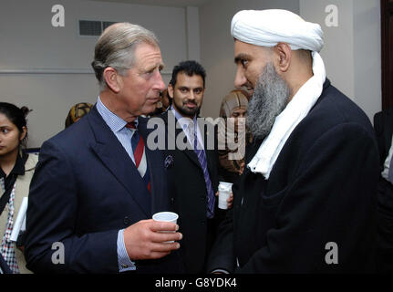 Il Principe di Galles incontra il Dr Mohammed Maarouf durante una visita al Mussulmani Cultural Heritage Centre vicino a Notting Hill nella parte ovest di Londra, mercoledì 12 ottobre 2005. Charles ha ricevuto un aggiornamento sulla situazione nella regione del Kashmir colpita dal terremoto da rappresentanti del Soccorso Islamico e ha incontrato famiglie che hanno perso i propri cari nel disastro. Vedi la storia di PA DEATH Quake Charles. PREMERE ASSOCIAZIONE foto. Il credito fotografico dovrebbe essere: Arthur Edwards/PA/WPA Rota The Sun. Foto Stock