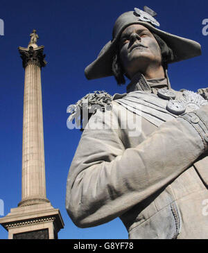 Una "statua vivente" dell'ammiraglio Lord Nelson si trova di fronte alla colonna di Nelson in Trafalgar Square, a Londra, giovedì 20 ottobre 2005, prima degli eventi di Trafalgar 200 di questo fine settimana che segnano il 200° anniversario della Battaglia di Trafalgar. PREMERE ASSOCIAZIONE foto. Il credito fotografico dovrebbe essere: Stefan Rousseau/PA Foto Stock