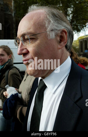 Il leader conservatore del partito Michael Howard arriva alla Camera dei Comuni, giovedì 20 ottobre 2005, quando inizia il secondo turno di voto nella competizione di leadership per sostituirlo. I deputati conservatori oggi decisero quali due hopefuls di leadership dovrebbero confrontarsi nel voto finale sui membri. David Cameron è in cima al voto di knock-out come un sondaggio ha suggerito che è la scelta schiacciante di attivisti di partito. Liam Fox sta lottando per superare l'ex front-runner David Davis e assumere il giovane segretario ombra per l'istruzione nel paese. Vedere PA storia POLITICA Tories. PREMERE ASSOCIAZIONE Foto Stock