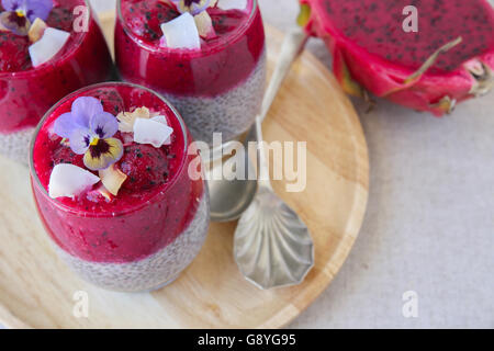 Semi di Chia pudding con drago rosso frutta e mango Foto Stock