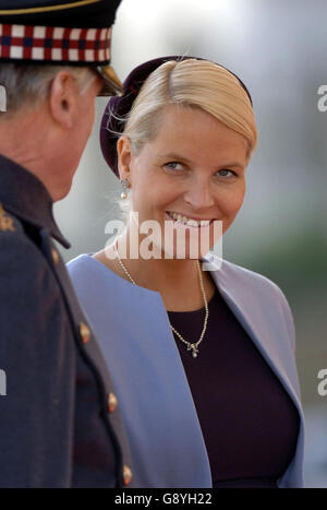 La Principessa ereditaria di Norvegia mette-Marit alla Parata delle Guardie a Cavallo a Londra oggi, martedì 25 ottobre 2005, per Buckingham Palace con il Principe ereditario e il Re e la Regina di Norvegia il primo giorno della loro visita reale al Regno Unito. La principessa è incinta di otto mesi e dovrebbe dare alla luce il suo secondo figlio alla fine di novembre. Vedi la storia della PA ROYAL Norway. PREMERE ASSOCIAZIONE foto. Il credito fotografico dovrebbe essere: Stefan Rousseau/PA/WPA Foto Stock