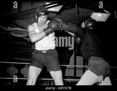 Bruce Woodcock (r) lancia un pugno al partner di sparring Johnny McGowan (l) in preparazione al suo titolo britannico Heavyweight Title and Commonwealth (British Empire) Heavyweight Title Defence contro Jack Gardner. Foto Stock