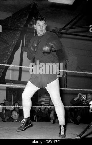 Bruce Woodcock durante la lotta in preparazione per la sua British Heavyweight Title and Commonwealth (British Empire) Heavyweight Title Defence contro Jack Gardner. Foto Stock