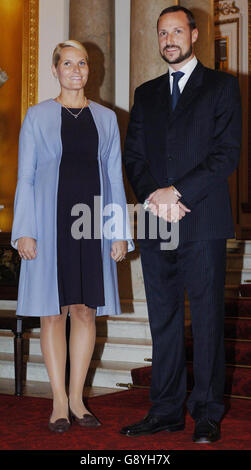 Il principe ereditario Haakon e la principessa ereditaria mette-Marit di Norvegia, incinta di otto mesi, parlano alla stampa nella Sala del marmo di Buckingham Palace, martedì 25 ottobre 2005. La visita di tre giorni della famiglia reale norvegese nel Regno Unito celebra 100 anni di indipendenza dalla Svezia. Vedi la storia della PA ROYAL Norway. PREMERE ASSOCIAZIONE foto. Il credito fotografico dovrebbe essere: Fiona Hanson/PA/WPA Rota. Foto Stock