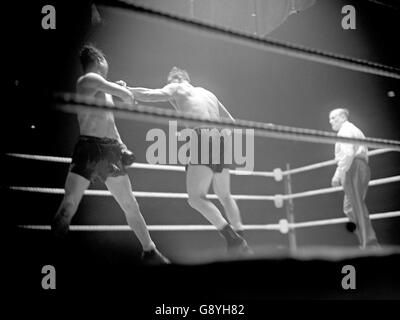 L'americano Joe Baksi (r) atterra un pugno di sinistra sulla mascella di Bruce Woodcock (Gran Bretagna). Woodcock sarebbe andata in perdita nel 7° giro dopo essere stato galleggiato tre volte nel primo giro e due volte nel secondo. Ha fatto una rimonta e il quinto è stato il suo miglior round, ma l'americano Joe Baksi stava segnando a volontà quando l'arbitro ha interrotto la lotta. Foto Stock