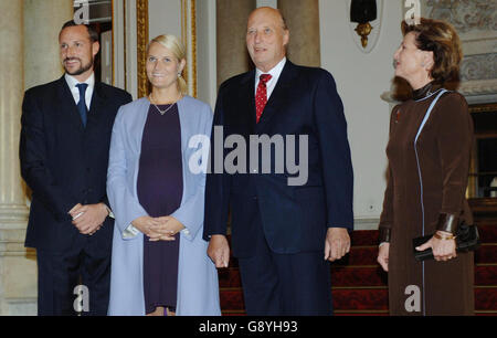 (L - r) il principe ereditario Haakon, la principessa ereditaria mette-Marit di Norvegia - che è incinta di otto mesi, il re Harald e la regina Sonja di Norvegia parlano alla stampa nella sala di marmo a Buckingham Palace, martedì 25 ottobre 2005. La visita di tre giorni della famiglia reale norvegese nel Regno Unito celebra 100 anni di indipendenza dalla Svezia. Vedi la storia della Pennsylvania ROYAL Norway. PREMERE ASSOCIAZIONE foto. Il credito fotografico deve essere: Fiona Hanson/PA/WPA Rota. Foto Stock