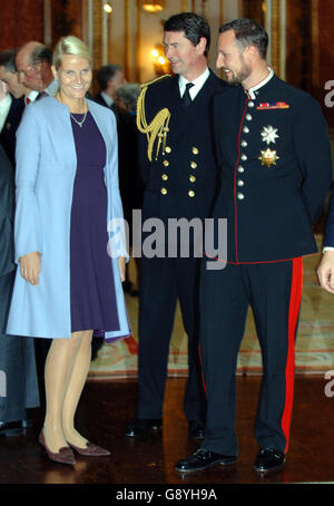 Il principe ereditario e la principessa di Norvegia parlano con l'ammiraglio posteriore Timothy Laurence (centro) nella Pinacoteca di Buckingham Palaceon Martedì 25 ottobre 2005, il primo giorno della visita ufficiale di tre giorni della famiglia reale norvegese a Londra. La principessa è incinta di otto mesi con il secondo figlio della coppia. Vedi la storia della PA ROYAL Norway. PREMERE ASSOCIAZIONE foto. Il credito fotografico dovrebbe essere: Fiona Hanson/PA/WPA Foto Stock