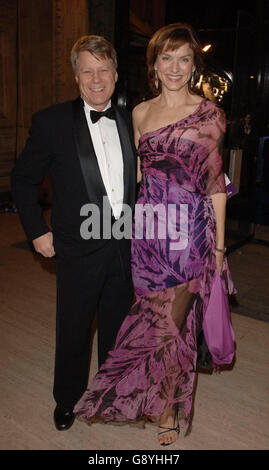 Nick Ross e Fiona Bruce arrivano per il National Television Awards 2005 (NTA), presso la Royal Albert Hall, nel centro di Londra, martedì 25 ottobre 2005. Vedere la storia di PA SHOWBIZ Awards. PREMERE ASSOCIAZIONE foto. Il credito fotografico dovrebbe essere: Ian West/PA Foto Stock