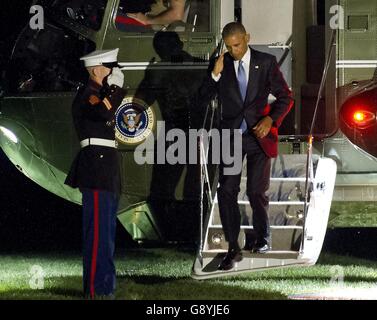 Washington, Distretto di Columbia, Stati Uniti d'America. Il 29 giugno, 2016. Il Presidente degli Stati Uniti Barack Obama saluta la Guardia Marina come egli arriva sul prato Sud della Casa Bianca a Washington DC, dopo il suo viaggio a Ottawa in Canada di partecipare al North American Leaders Summit Mercoledì, 29 giugno 2016. Credito: Ron Sachs/CNP Credito: Ron Sachs/CNP/ZUMA filo/Alamy Live News Foto Stock