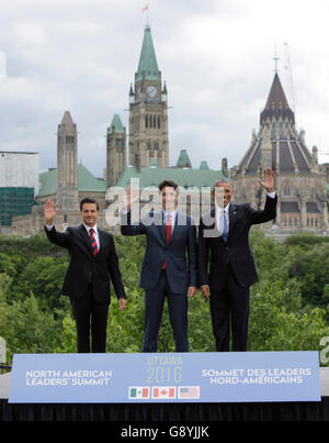 Ottawa, Canada. Il 29 giugno, 2016.(L-R) il presidente messicano Enrique Peña Nieto, il primo ministro canadese Justin Trudeau e U.S. Il presidente Barack Obama posa per le foto di gruppo nella parte anteriore della Collina del Parlamento durante il North American Leaders Summit di Ottawa in Canada. I leader di Canada, gli Stati Uniti e il Messico si è impegnato a proseguire la loro cooperazione in materia di lotta contro la crescente protezionismo alla chiusura della North American Leaders Summit tenutosi qui mercoledì. Credito: Xinhua/Alamy Live News Foto Stock