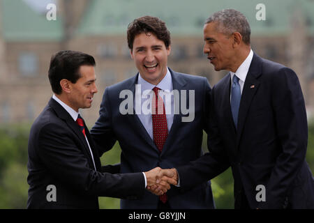 Ottawa, Canada. Il 29 giugno, 2016.(L-R) il presidente messicano Enrique Peña Nieto, il primo ministro canadese Justin Trudeau e U.S. Il presidente Barack Obama posa per le foto di gruppo nella parte anteriore della Collina del Parlamento durante il North American Leaders Summit di Ottawa in Canada. I leader di Canada, gli Stati Uniti e il Messico si è impegnato a proseguire la loro cooperazione in materia di lotta contro la crescente protezionismo alla chiusura della North American Leaders Summit tenutosi qui mercoledì. Credito: Xinhua/Alamy Live News Foto Stock