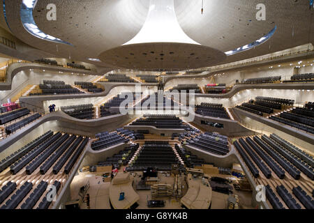 I tecnici lavorano nella grande sala in cui posti a sedere e un organo sono già integrata della Elbphilharmonie di Amburgo, Germania, 29 giugno 2016. In calendario la presentazione di chiave nella grande sala da concerto sarà dato alla città di Amburgo da società di costruzioni Hochtief il 30 giugno 2016. Foto: Axel Heimken/dpa Foto Stock