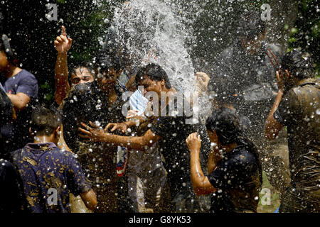 Lalitpur, Nepal. Il 29 giugno, 2016. Le persone giocano con il fango durante la Asar Pandhra festival in Lalitpur, Nepal, 29 giugno 2016. Il festival, che cade su 'Asar 15' del calendario nepalese, è contrassegnato con musica, danza e giocando con il fango durante il riso il trapianto. Credito: Pratap Thapa/Xinhua/Alamy Live News Foto Stock