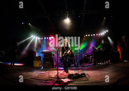 Milano, Italia. Il 29 giugno, 2016. Sesto San Giovanni, Milano 30 giugno 2016 Fumo Blackberry eseguire live al carroponte Credito: Roberto Finizio/ Alamy Live News Foto Stock