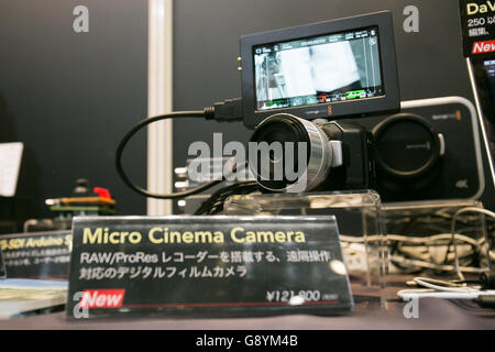 Tokyo, Giappone. Il 30 giugno, 2016. Un Blackmagic Cinema Micro Fotocamera sul display il contenuto a Tokyo 2016 a Tokyo Big Sight il 30 giugno 2016, Tokyo, Giappone. Contenuto Tokyo 2016 riunisce 1.530 espositori che mostrano i loro brani più recenti, gioco, animazione, programmi TV e film prodotti e soluzioni tecnologiche durante la tre giorni di fiera. Organizzatori 11,749 visitatori durante il primo giorno e sperare di attrarre alcuni 38.000 partecipanti nel corso dell'evento fino al Luglio 1st. Credito: Rodrigo Reyes Marin/AFLO/Alamy Live News Foto Stock