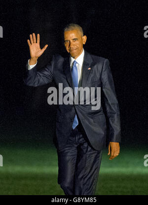 Washington, USA. Il 29 giugno, 2016. Il Presidente degli Stati Uniti Barack Obama onde per la stampa come egli arriva sul prato Sud della Casa Bianca a Washington DC, dopo il suo viaggio a Ottawa in Canada di partecipare al North American Leaders Summit Mercoledì, 29 giugno 2016. Credito: Ron Sachs/CNP - nessun filo SERVICE - © dpa/Alamy Live News Foto Stock