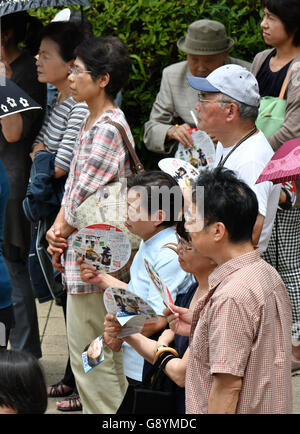 Urayasu, Giappone. Il 30 giugno, 2016. Potenziali elettori a sua volta una campagna da rally che un candidato dell opposizione in esecuzione in luglio 10 upper house elezione a Urayasu, a est di Tokyo, giovedì 30 giugno, 2016. La casa superiore elezione si svolge ogni tre anni per la metà delle camere 242 sedi. Credito: Natsuki Sakai/AFLO/Alamy Live News Foto Stock