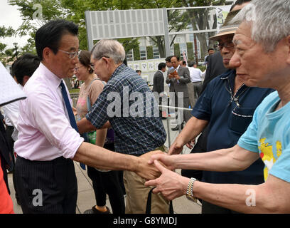 Urayasu, Giappone. Il 30 giugno, 2016. Nella sua maglietta maniche Katsuya Okada, leader di laccati. Il principale partito d opposizione partito democratico, fare un cross-country interruzione della campagna a Urayasu, a est di Tokyo, giovedì 30 giugno, 2016 drumming il sostegno per un candidato locale in esecuzione in luglio 10 upper house elezione. Credito: Natsuki Sakai/AFLO/Alamy Live News Foto Stock