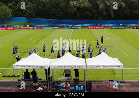 Annecy, Francia. Il 30 giugno, 2016. L'Islanda i giocatori in azione durante una sessione di formazione dell'Islanda National Soccer team in Annecy, Francia, 30 giugno 2016. Credito: dpa picture alliance/Alamy Live News Foto Stock