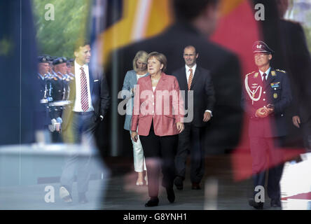 Berlino, Germania. Il 30 giugno, 2016. Il cancelliere tedesco Angela Merkel (CDU) riceve i tre membri della Presidenza della Bosnia ed Erzegovina con gli onori militari a Berlino (Germania), 30 giugno 2016. Foto: Michael Kappeler/dpa/Alamy Live News Foto Stock