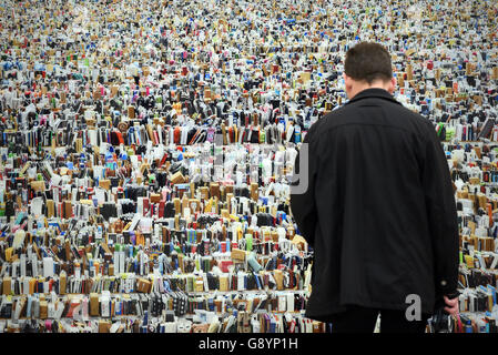 Duesseldorf, Germania. Il 30 giugno, 2016. Un visitatore esamina il lavoro 'Amazon, 2016' durante un'anteprima a Kunstsammlung Nordrhein-Westfalen a Duesseldorf in Germania, 30 giugno 2016. La mostra Andreas Gursky · non astratto corre dal 02 luglio fino al 06 novembre 2016. Foto: Henning Kaiser/dpa/Alamy Live News Foto Stock