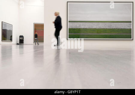 Duesseldorf, Germania. Il 30 giugno, 2016. Vista del lavoro "Rhein II, 1999/2015' durante un'anteprima a Kunstsammlung Nordrhein-Westfalen a Duesseldorf in Germania, 30 giugno 2016. La mostra Andreas Gursky · non astratto corre dal 02 luglio fino al 06 novembre 2016. Foto: Henning Kaiser/dpa/Alamy Live News Foto Stock