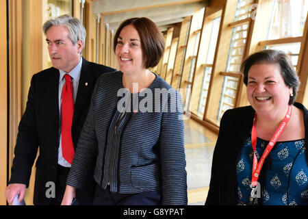 Edimburgo, Scozia, Regno Unito, 30 Giugno, 2016. Scottish leader laburista Dugdale Kezia (C) sul suo modo di primo ministro sulla questione al Parlamento Scozzese, accompagnato da banco anteriore colleghi Iain grigio e Jackie Baillie, Credito: Ken Jack / Alamy Live News Foto Stock