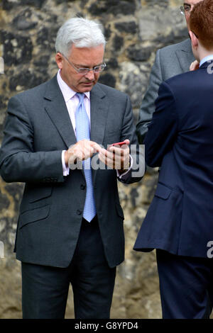 Westminster, Londra, Regno Unito. Il 30 giugno, 2016. tory mps e ministri arrivano al college green, Westminster per dare interviste ai media dopo boris johnson scende al di fuori della direzione gara. sir Alan duncan mp Foto Stock