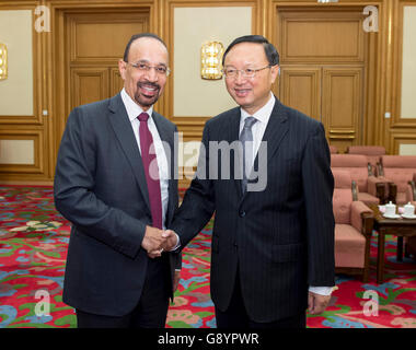 (160630) -- Pechino, 30 giugno 2016 (Xinhua) -- Stato cinese il Consigliere Yang Jiechi (R) soddisfa con Khalid al-Falih, ministro dell'energia, dell'industria e delle risorse minerarie di Arabia Saudita, a Pechino, capitale della Cina, 30 giugno 2016. Khalid al-Falih è venuto in Cina per partecipare al G20 Energia Riunione Ministeriale. (Xinhua/Wang Ye) (mp) Foto Stock