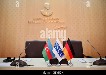 Baku in Azerbaijan. Il 30 giugno, 2016. Le bandiere di Azerbaigian, l'OSCE e la Germania standf su una scrivania presso il ministero degli esteri a Baku in Azerbaijan, 30 giugno 2016. Il ministro degli esteri tedesco, Frank-Walter Steinmeier, è su un viaggio di due giorni a l'Armenia, l'Azerbaigian e la Georgia. Credito: dpa picture alliance/Alamy Live News Foto Stock