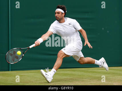 (160630) -- Londra, giugno 30, 2016 (Xinhua) -- Marcos Baghdatis di Cipro restituisce una palla a John Isner degli Stati Uniti durante gli Uomini Singoli Primo turno corrisponde al 2016 campionati di Wimbledon a Wimbledon, a sud-ovest di Londra, Gran Bretagna il 30 giugno 2016. (Xinhua/Ye Pingfan) Foto Stock