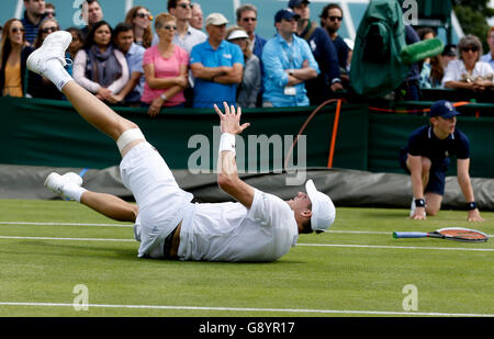 (160630) -- Londra, giugno 30, 2016 (Xinhua) -- John Isner degli Stati Uniti cade verso il basso durante la Uomini Singoli Primo turno corrisponde al 2016 campionati di Wimbledon a Wimbledon, a sud-ovest di Londra, Gran Bretagna il 30 giugno 2016. (Xinhua/Ye Pingfan) Foto Stock