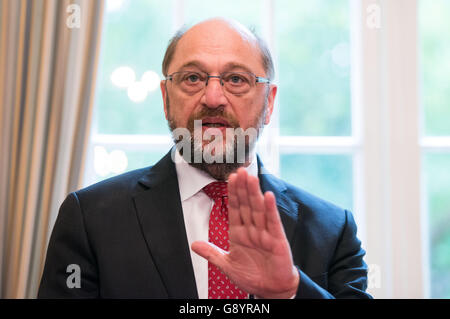 Duesseldorf, Germania. Il 30 giugno, 2016. Il presidente del Parlamento europeo Martin Schulz (SPD), parla con i giornalisti ad una conferenza politica del tedesco Press-Agency (dpa) all'Malkasten a Duesseldorf in Germania, 30 giugno 2016. Schulz non considera una nuova elezione nel Regno Unito impossibile. 'Non so in che misura questa House of Commons è asufficient base per una formazione stabile del governo, ' DOCUP politico detto a Duesseldorf il giovedì. Foto: Bernd Thissen/dpa/Alamy Live News Foto Stock