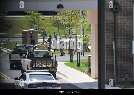 Camp Springs, MD, Stati Uniti d'America. Il 30 giugno, 2016. Military first responders al di fuori del Malcom crescere Medical Center presso il militare degli Stati Uniti di base comune Andrews nel Maryland in seguito a una relazione di un tiratore attivo al centro, situato sul vastissimo campus militare che è casa di Air Force One. La relazione è stata evidentemente scatenato da attività durante un drill pianificata destinato a preparare per un tiratore. © Jay Mallin/ZUMA filo/Alamy Live News Foto Stock