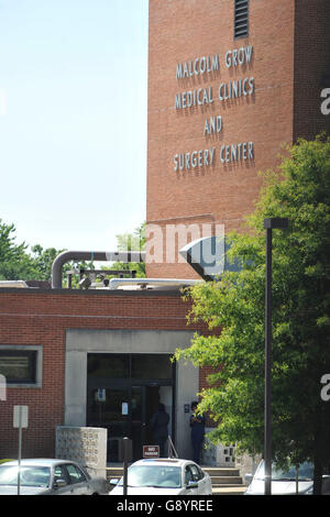 Camp Springs, MD, Stati Uniti d'America. Il 30 giugno, 2016. Ingresso al Malcom crescere Medical Center presso il militare degli Stati Uniti di base comune Andrews nel Maryland in seguito a una relazione di un tiratore attivo al centro, situato sul vastissimo campus militare che è casa di Air Force One. La relazione è stata evidentemente scatenato da attività durante un drill pianificata destinato a preparare per un tiratore. © Jay Mallin/ZUMA filo/Alamy Live News Foto Stock