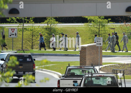 Camp Springs, MD, Stati Uniti d'America. Il 30 giugno, 2016. Le persone lasciano il Malcolm crescere Medical Center presso il militare degli Stati Uniti di base comune Andrews nel Maryland in seguito a una relazione di un tiratore attivo al centro sul vastissimo campus militare che è casa di Air Force One. La relazione è stata evidentemente scatenato da attività durante un drill pianificata destinato a preparare per un tiratore. © Jay Mallin/ZUMA filo/Alamy Live News Foto Stock