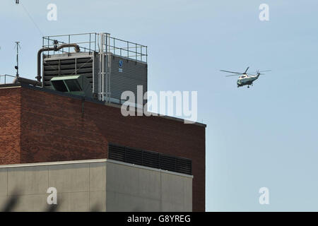 Camp Springs, MD, Stati Uniti d'America. Il 30 giugno, 2016. Uno degli elicotteri Marine usato per il trasporto del presidente degli Stati Uniti di mosche dal crescere Medical Center presso il militare degli Stati Uniti di base comune Andrews nel Maryland in seguito a una relazione di un tiratore attivo al centro, situato sul vastissimo campus militare che è casa di Air Force One. La relazione è stata evidentemente scatenato da attività durante un drill pianificata destinato a preparare per un tiratore, ma ha causato un ritardo nella corsa per il Vice Presidente Joe Biden, che è stato supposto per volare fuori della base. © Jay Mallin/ZUMA filo/Alamy Live News Foto Stock