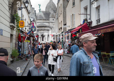 I turisti a piedi attraverso le strade con negozi di souvenir nel quartiere di Montmartre, non lontano dalla basilica del Sacré Coeur, a Parigi (Francia), 30 giugno 2016. Foto: Peter Kneffel/dpa Foto Stock