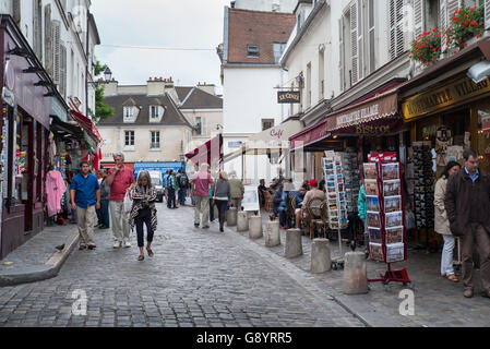 I turisti a piedi attraverso le strade con negozi di souvenir nel quartiere di Montmartre, non lontano dalla basilica del Sacré Coeur, a Parigi (Francia), 30 giugno 2016. Foto: Peter Kneffel/dpa Foto Stock