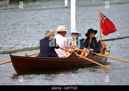 I rematori provenienti da tutto il mondo è venuto per l'annuale Henley Royal Regatta 2016. Due coppie godono il giorno dalla loro tradizionale barca a remi. Foto Stock