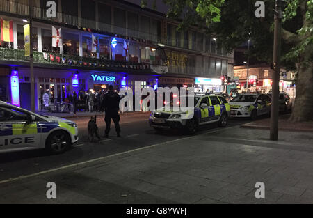 Southampton, Hampshire giovedì 30 giugno 2016 una massa rissa scoppiata al di fuori di un popolare pub come i fan guardato un Euro 2016 corrispondono. Ventole era stato tranquillamente a guardare la partita tra la Polonia e il Portogallo a Yates in precedenza Bar Street a Southampton. Ma come i fan è andato fuori prima del tempo extra di una lotta di massa scoppiato e 13 auto della polizia e cani swooped in zona. Yates ora hanno smesso di persone di entrare nel luogo. Gli appassionati che era stato in Yates ha preso a stare al di fuori lo Spitfire to peer tramite la finestra come la partita è andato a sanzioni, con il Portogallo per poi aggiudicarsi. Credito: uknip/Alamy Live News Foto Stock