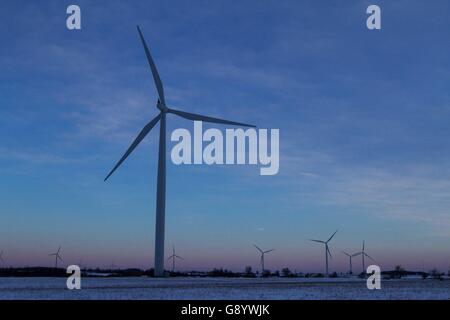 Marysville, Ontario, Canada. 23 gen 2016. Le turbine eoliche appena prima del sorgere del sole su Wolfe Island vicino a Marysville, Ont., sabato 23 gennaio, 2016. © Lars Hagberg/ZUMA filo/Alamy Live News Foto Stock